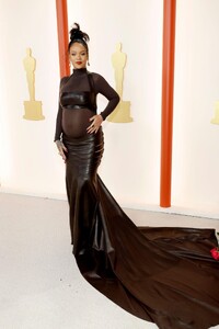 rihanna-oscars-2023-red-carpet-1.jpg