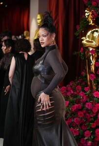 rihanna-oscars-2023-red-carpet-6.jpg