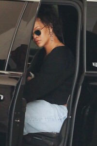 rihanna-out-in-beverly-hills-03-18-2023-0.jpg