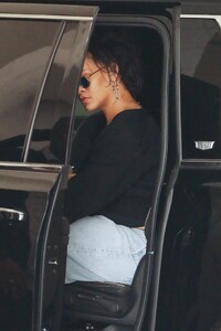 rihanna-out-in-beverly-hills-03-18-2023-3.jpg