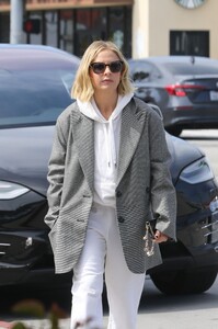 sarah-michelle-gellar-out-shopping-in-brentwood-03-17-2023-2.jpg