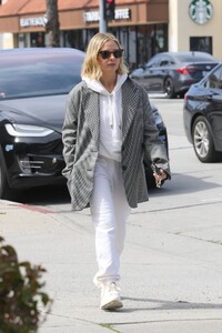 sarah-michelle-gellar-out-shopping-in-brentwood-03-17-2023-3.jpg