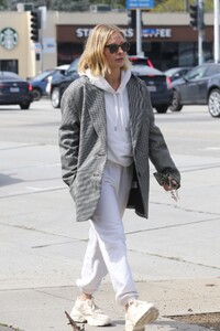 sarah-michelle-gellar-out-shopping-in-brentwood-03-17-2023-5.jpg