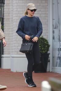 sofia-richie-out-shopping-in-santa-monica-03-17-2023-0.jpg