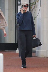 sofia-richie-out-shopping-in-santa-monica-03-17-2023-2.jpg