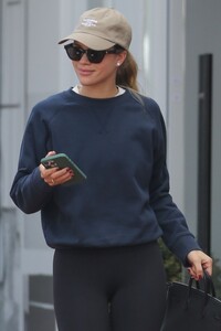 sofia-richie-out-shopping-in-santa-monica-03-17-2023-3.jpg