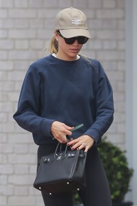 sofia-richie-out-shopping-in-santa-monica-03-17-2023-4.jpg