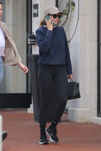 sofia-richie-out-shopping-in-santa-monica-03-17-2023-6.jpg