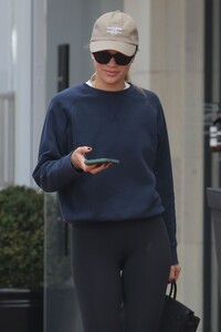 sofia-richie-out-shopping-in-santa-monica-03-17-2023-7.jpg