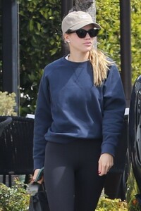 sofia-richie-out-shopping-in-santa-monica-03-17-2023-9.jpg