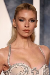 stella-maxwell-at-vanity-fair-oscar-party-in-beverly-hills-03-12-2023-2.jpg