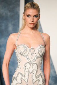 stella-maxwell-at-vanity-fair-oscar-party-in-beverly-hills-03-12-2023-5.jpg