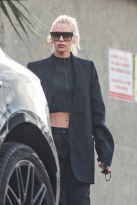 stella-maxwell-leaves-a-gym-in-santa-monica-11-30-2022-3.jpg
