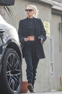 stella-maxwell-leaves-a-gym-in-santa-monica-11-30-2022-4.jpg