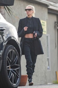 stella-maxwell-leaves-a-gym-in-santa-monica-11-30-2022-5.jpg