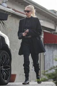 stella-maxwell-leaves-a-gym-in-santa-monica-11-30-2022-6.jpg