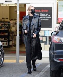 stella-maxwell-out-for-grocery-shopping-at-whole-foods-in-los-angeles-03-07-2023-2.jpg