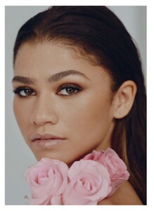 zendaya-elle-canada-april-2023-issue-4.jpg