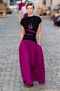 00028-Tory-Burch-Spring-22-RTW-New-York-credit-gorunway.thumb.jpg.2e768d3f973c96805236a0389d0c0fb1.jpg