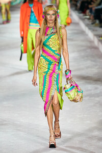 00049-versace-spring-2022-rtw-milan-credit-alessandro-lucioni-gorunway.thumb.jpg.3f55cb0b145e85deefeda746f4003416.jpg