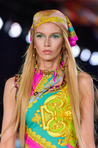 00087-versace-spring-22-rtw-milan-details-credit-brand.thumb.jpg.f06dfa6b4a6ac85782b4f9aaf5229017.jpg