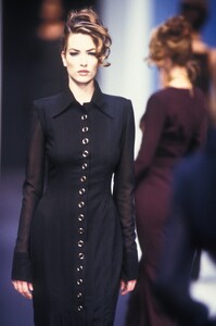 1445121023_KarlLagerfeld1992WomenRTW66.thumb.jpg.60918f81623eb1b30e9a166a5c65859b.jpg