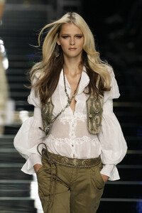 1732817626_ErmannoScervino2007WomenRTW3.thumb.jpg.4ed15c296b3d36a7f6fd1fdd0f06989b.jpg