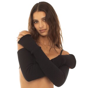 20230208-are-you-am-i-minka-arm-warmer_black--3_2000x2000.jpeg