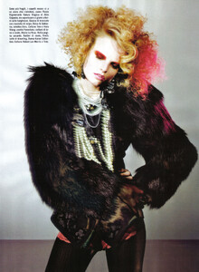 224116894_VogueItalia(October2009)-Beauty-007.thumb.jpg.4f832ec8f79b33056f074e7016e08356.jpg
