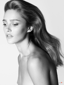 Vogue Turkey (December 2013) - Karmen Pedaru - 002.png