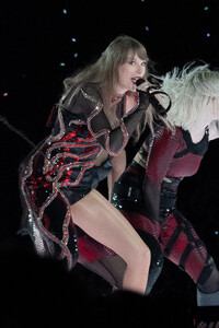 347689062_taylor-swift-61.thumb.jpg.781140c7577e568b2b5e79ac5567bc26.jpg