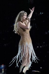 347689070_taylor-swift-62.thumb.jpg.1efab4afebf18a4990b2696dc7396f31.jpg