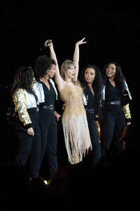 347689149_taylor-swift-71.thumb.jpg.083418528e6d077a0bc2d615f991c351.jpg