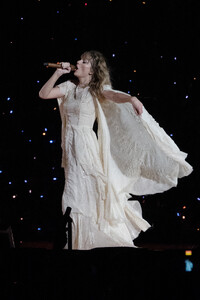 347689251_taylor-swift-84.thumb.jpg.f9ed8b188abc2371710f117675687a81.jpg
