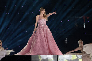 347689324_taylor-swift-94.thumb.jpg.b2aaab87f8e608fa19db21f12727aec3.jpg
