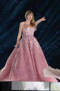 347689334_taylor-swift-95.thumb.jpg.894c091177bf5930a992ffb3dfb2a244.jpg