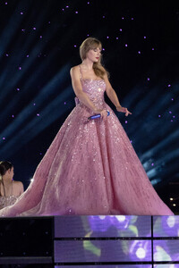 347689341_taylor-swift-96.thumb.jpg.6aa261f11862b186398ea2ff63f3e1dd.jpg