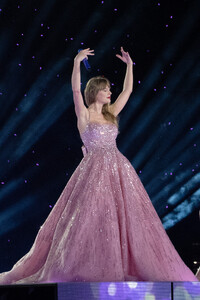 347689350_taylor-swift-97.thumb.jpg.8277032ebf0ef959960606f2377ca993.jpg