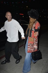 ashlee-simpson-and-evan-ross-night-out-with-friends-at-heart-weho-in-west-hollywood-04-05-2023-4.jpg