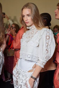 backstage-defile-isabel-marant-printemps-ete-2022-paris-coulisses-233.thumb.jpg.c27dc47ac6ce14d507a258c23c1a3804.jpg