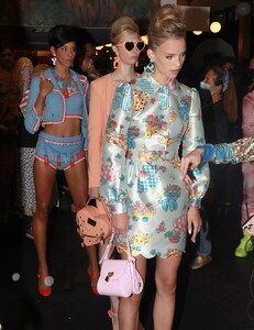 backstage-defile-moschino-printemps-ete-2022-new-york-coulisses-31.thumb.jpg.1cde4add62219c3477a2011201cb4a5a.jpg
