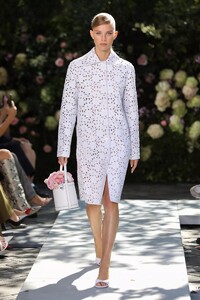 defile-michael-kors-printemps-ete-2022-new-york-look-22.thumb.jpg.6939dc5aedca770fe525e3b11bb22f0c.jpg