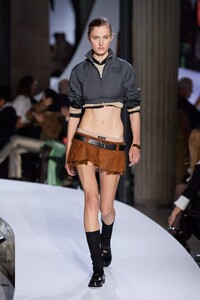 defile-miu-miu-printemps-ete-2022-paris-look-59.thumb.jpg.54746c06e8450aef532fdcb3f8c7a6be.jpg