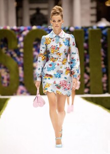 defile-moschino-printemps-ete-2022-new-york-look-20.thumb.jpg.ea793a958340d6343def822b70c2950b.jpg
