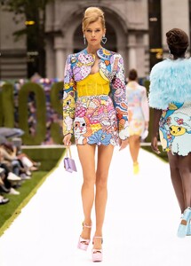 defile-moschino-printemps-ete-2022-new-york-look-44.thumb.jpg.bad906efb4f1b4e2d7679053cca0485a.jpg