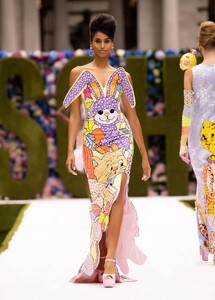 defile-moschino-printemps-ete-2022-new-york-look-47.thumb.jpg.bcff7246a97c0629cb3941c32501a66f.jpg