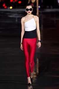 defile-saint-laurent-printemps-ete-2022-paris-look-22.thumb.jpg.19c8e17da2f72411bcf7f3bd7acb8114.jpg