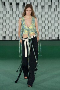 defile-stella-mccartney-printemps-ete-2022-paris-look-10.thumb.jpg.d3a860092e7fa0c17835bdc15e15fcf9.jpg