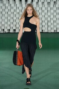 defile-stella-mccartney-printemps-ete-2022-paris-look-7.thumb.jpg.c491401b14e35a004e090f306037ca84.jpg
