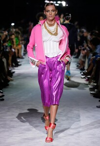 defile-tom-ford-printemps-ete-2022-new-york-look-12.thumb.jpg.6c8616eb0a43fd4320b992e32cb1b88a.jpg
